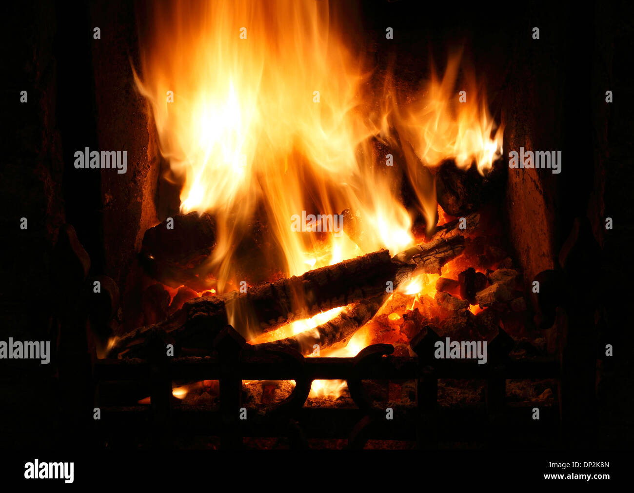 Il fuoco nel focolare domestico, il calore delle fiamme di fiamma riscaldamento fireside calore griglia fuochi bruciando carbone di legno home incendi Foto Stock