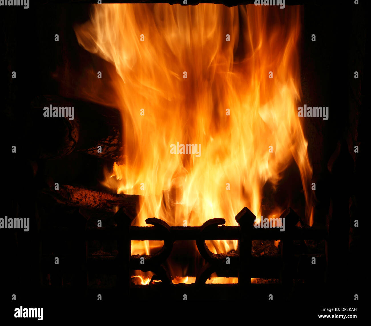 Il fuoco nel focolare domestico, il calore delle fiamme di fiamma riscaldamento fireside calore griglia fuochi bruciando carbone di legno home incendi Foto Stock