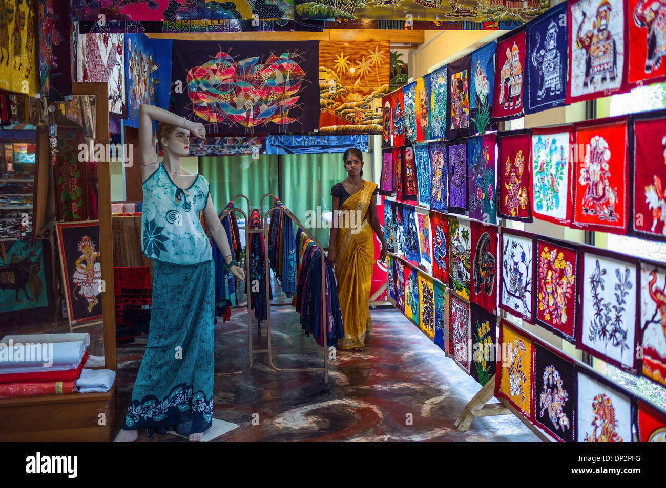 Asia Sri Lanka, Sigiriya, una giovane signora locale in un piccolo laboratorio di batik Foto Stock