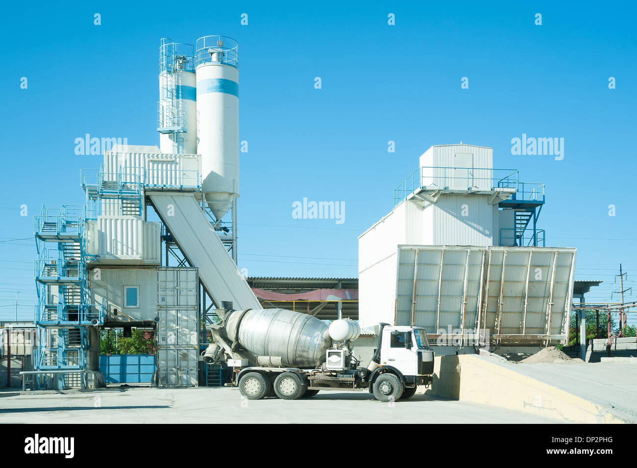 Calcestruzzo Impianto di dosaggio al materiale di costruzione fabbrica ZHBI-5, Tyumen. La Russia Foto Stock