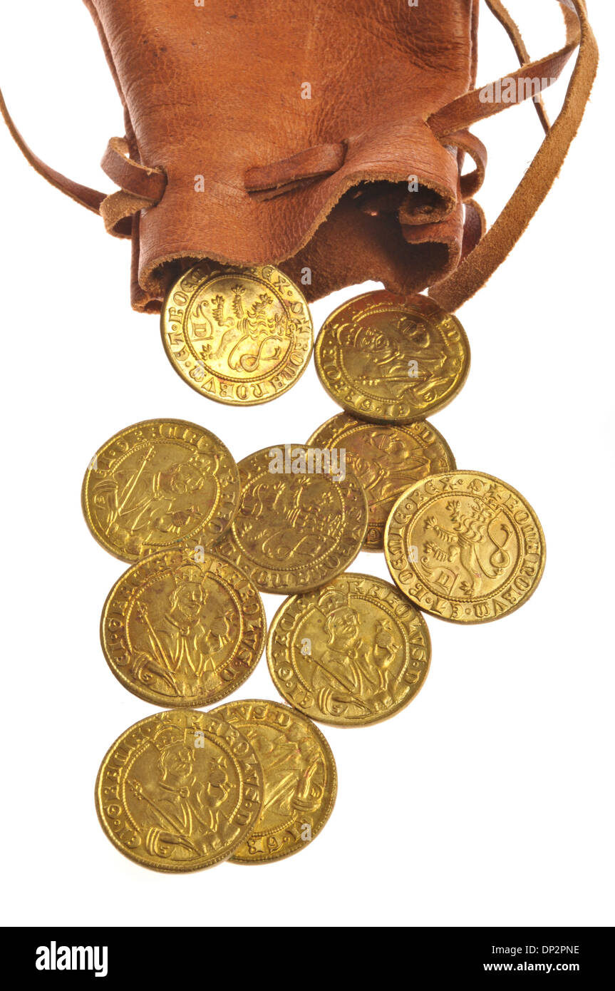 Oro monete medievali al di fuori di un portafoglio in pelle Foto Stock