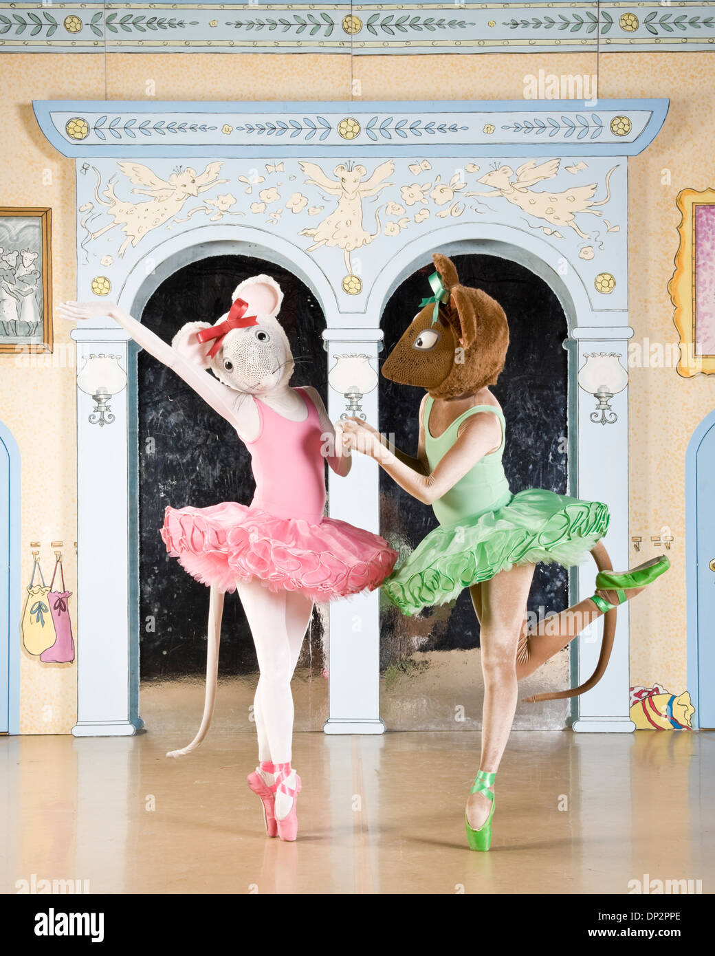 Angelina Ballerina ballando sul palco con il suo amico Foto stock - Alamy