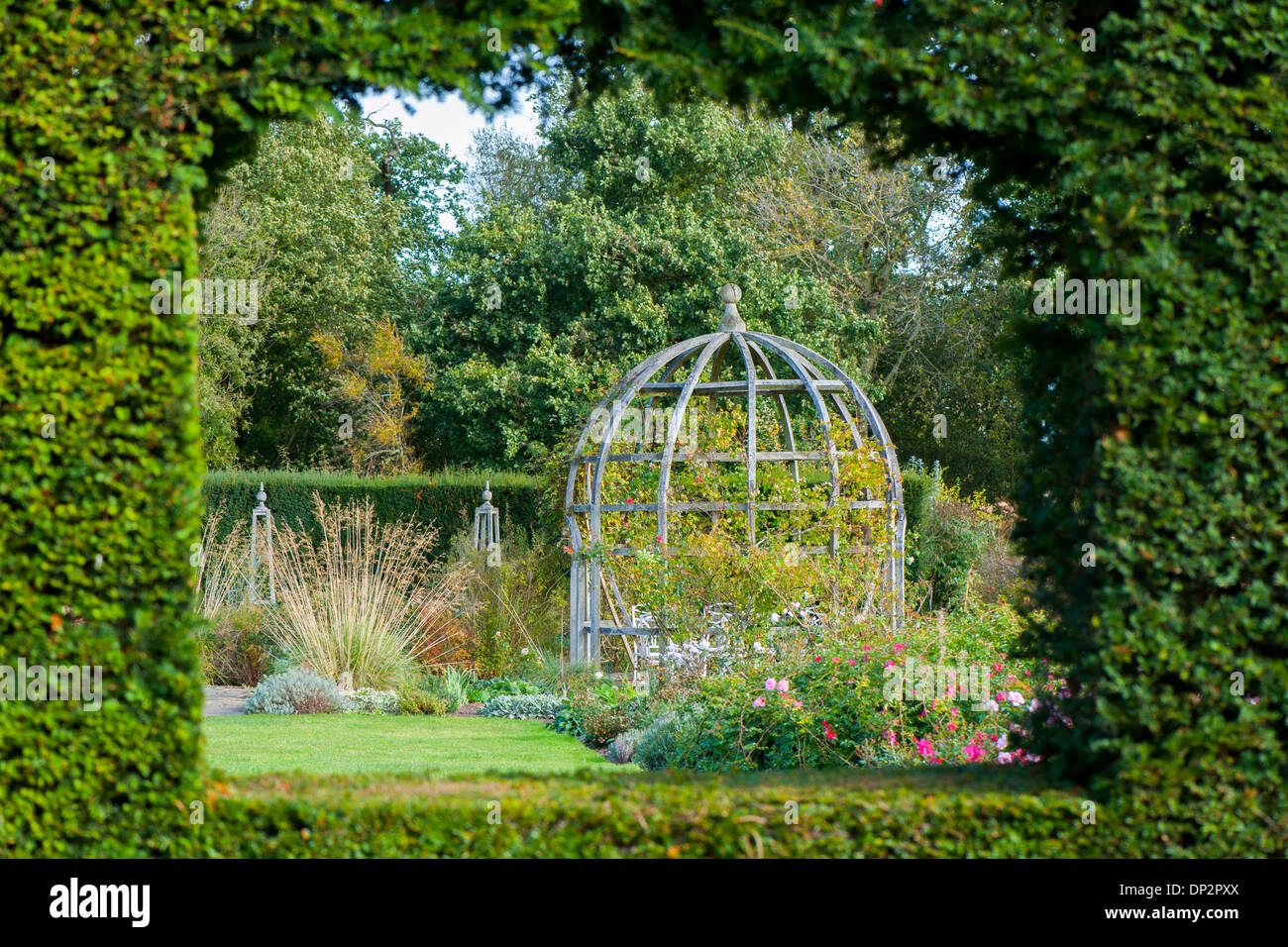 Il Mary Rose Garden a Waterperry giardini, Wheatley, Oxfordshire Foto Stock