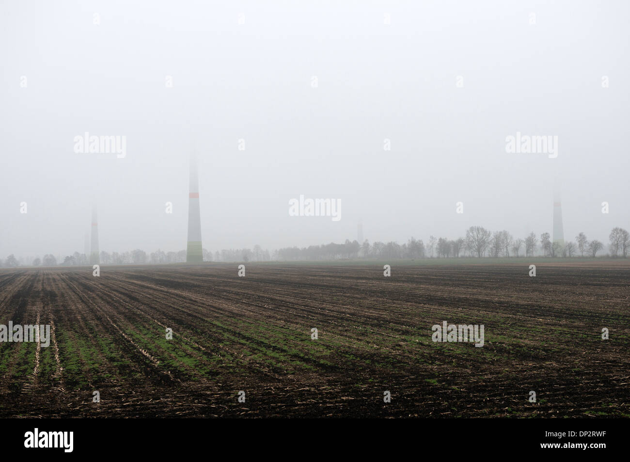 Windfarm in nebbia Foto Stock