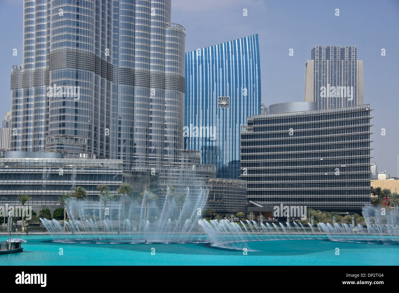 Il Burj Khalifa (sinistra), Fontana di Dubai e architettura di Dubai, Emirati Arabi Uniti Foto Stock