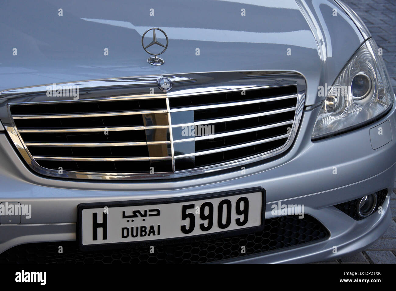 Mercedes Benz auto di lusso con targa di Dubai, Emirati Arabi Uniti Foto Stock
