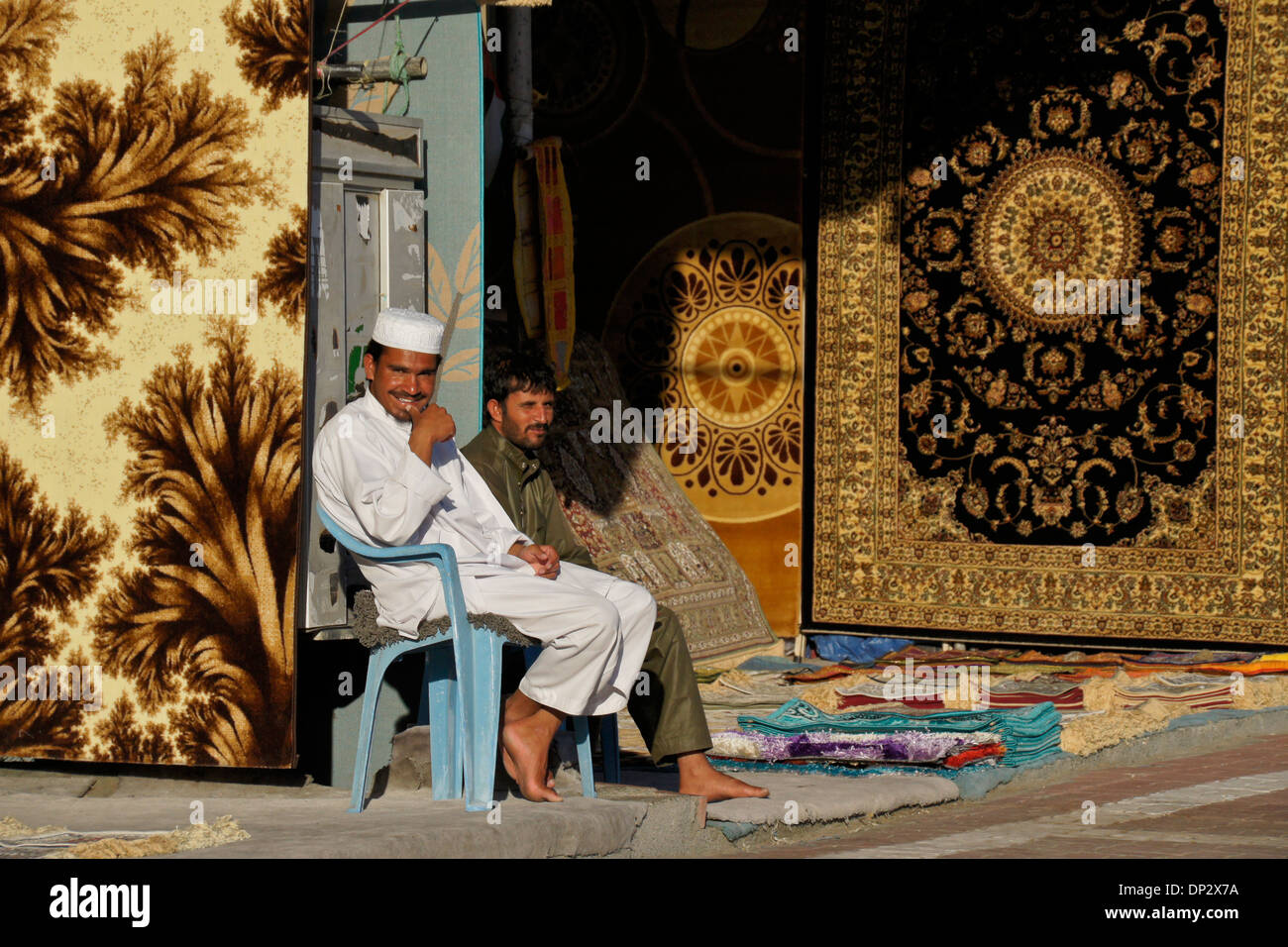 Gli uomini vendono tappeti a Masafi mercato del venerdì, Dubai, Emirati Arabi Uniti Foto Stock