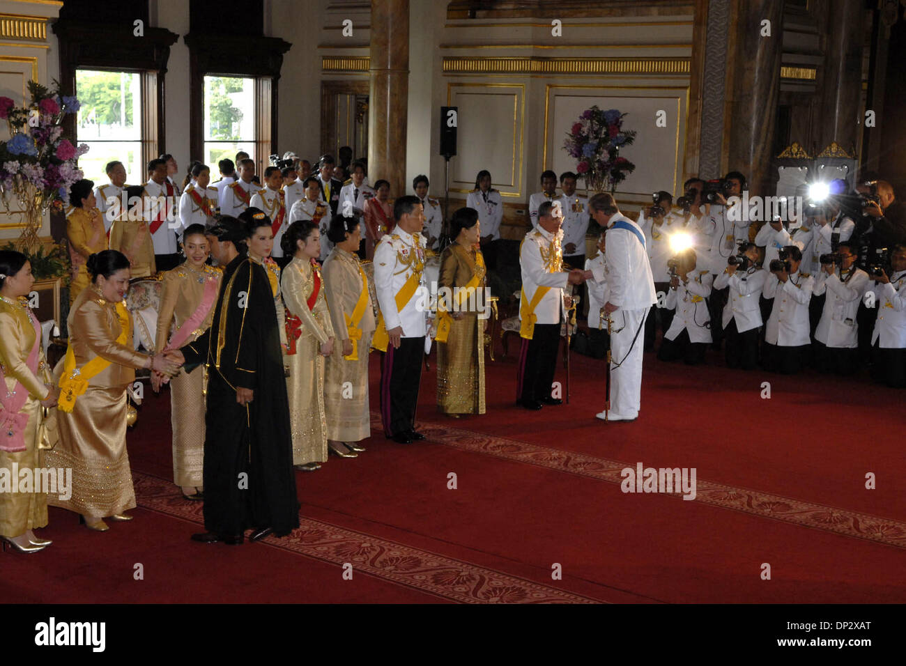 Jun 12, 2006; Bangkok, Thailandia; monarchi e royal rappresentanti di fronte il globo si uniscono in un messaggio di saluto e di augurio cerimonia per celebrare il Re Tailandese, HM Re Bhumibol Adulyadej per il suo anno seicentesimo sul trono. Al Grand Palace di Bangkok. Credito: Foto da piscina Foto/ZUMA premere. (©) Copyright 2006 by piscina Foto Foto Stock