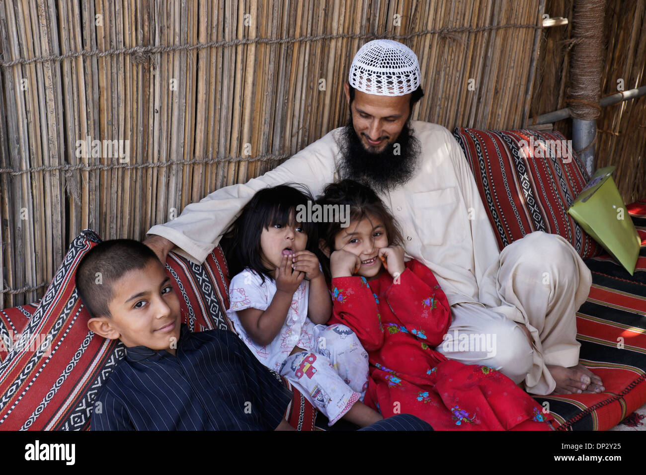 Uomo musulmano con bambini, Fujairah, Emirati Arabi Uniti Foto Stock