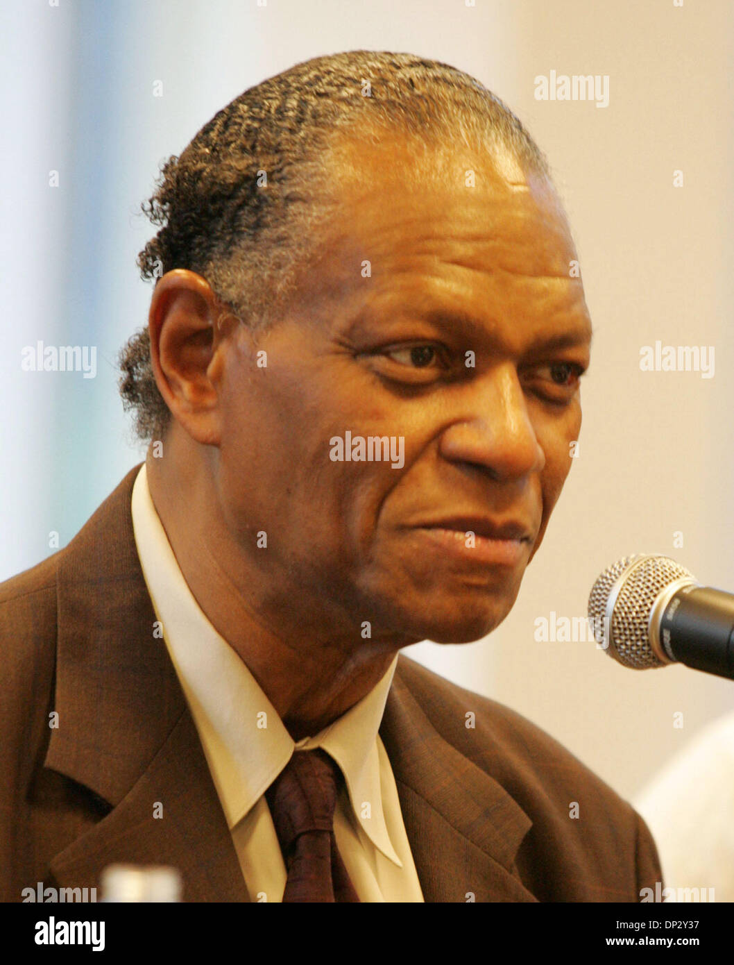 Jun 13, 2006; New York, NY, STATI UNITI D'AMERICA; pianista jazz MCCOY TYNER a lezione per il nuovo libro " La casa che "Trane costruito: la storia dei record di Impulso" tenutasi presso Barnes and Noble Lincoln Square. Credito: Foto di Nancy Kaszerman/ZUMA premere. (©) Copyright 2006 by Nancy Kaszerman Foto Stock
