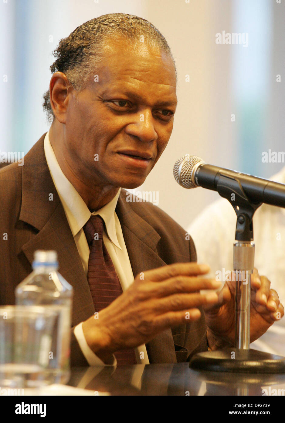 Jun 13, 2006; New York, NY, STATI UNITI D'AMERICA; pianista jazz MCCOY TYNER a lezione per il nuovo libro " La casa che "Trane costruito: la storia dei record di Impulso" tenutasi presso Barnes and Noble Lincoln Square. Credito: Foto di Nancy Kaszerman/ZUMA premere. (©) Copyright 2006 by Nancy Kaszerman Foto Stock