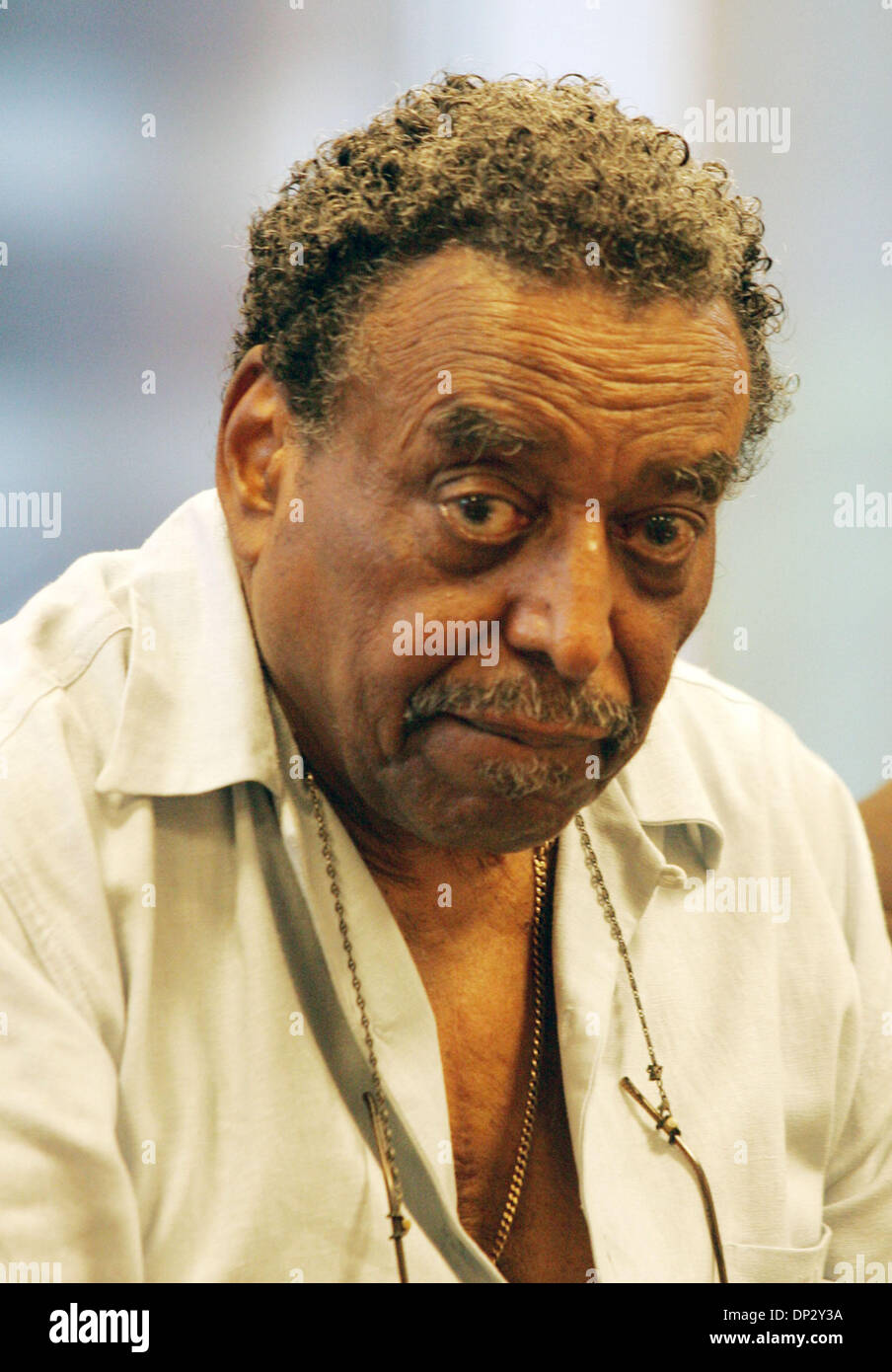 Jun 13, 2006; New York, NY, STATI UNITI D'AMERICA; Il batterista jazz CHICO HAMILTON a la lezione per il nuovo libro " La casa che "Trane costruito: la storia dei record di Impulso" tenutasi presso Barnes and Noble Lincoln Square. Credito: Foto di Nancy Kaszerman/ZUMA premere. (©) Copyright 2006 by Nancy Kaszerman Foto Stock