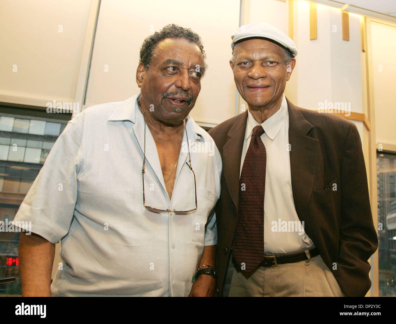 Jun 13, 2006; New York, NY, STATI UNITI D'AMERICA; Il batterista jazz CHICO HAMILTON e pianista jazz MCCOY TYNER a lezione per il nuovo libro " La casa che "Trane costruito: la storia dei record di Impulso" tenutasi presso Barnes and Noble Lincoln Square. Credito: Foto di Nancy Kaszerman/ZUMA premere. (©) Copyright 2006 by Nancy Kaszerman Foto Stock