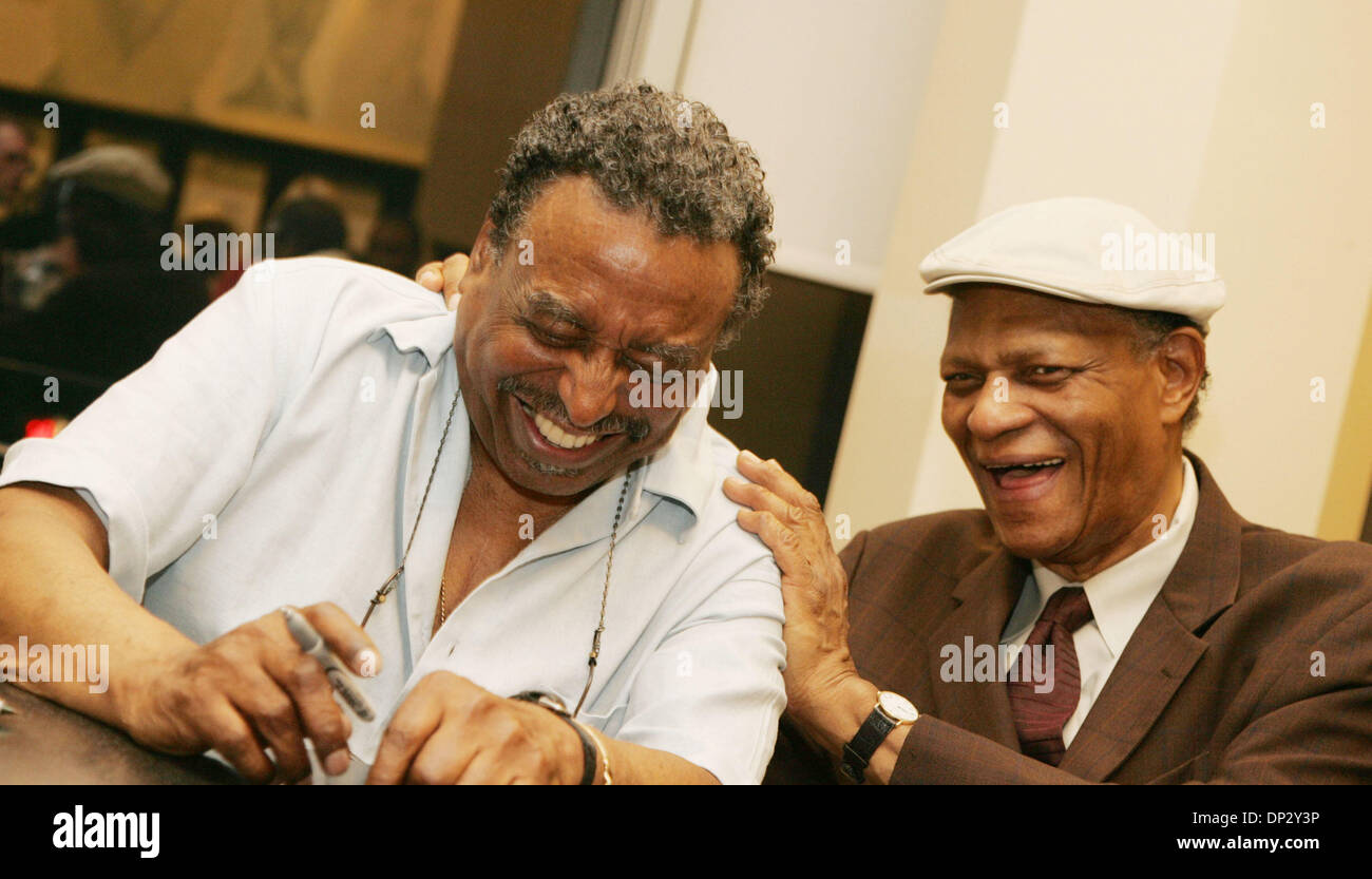 Jun 13, 2006; New York, NY, STATI UNITI D'AMERICA; Il batterista jazz CHICO HAMILTON e pianista jazz MCCOY TYNER a lezione per il nuovo libro " La casa che "Trane costruito: la storia dei record di Impulso" tenutasi presso Barnes and Noble Lincoln Square. Credito: Foto di Nancy Kaszerman/ZUMA premere. (©) Copyright 2006 by Nancy Kaszerman Foto Stock