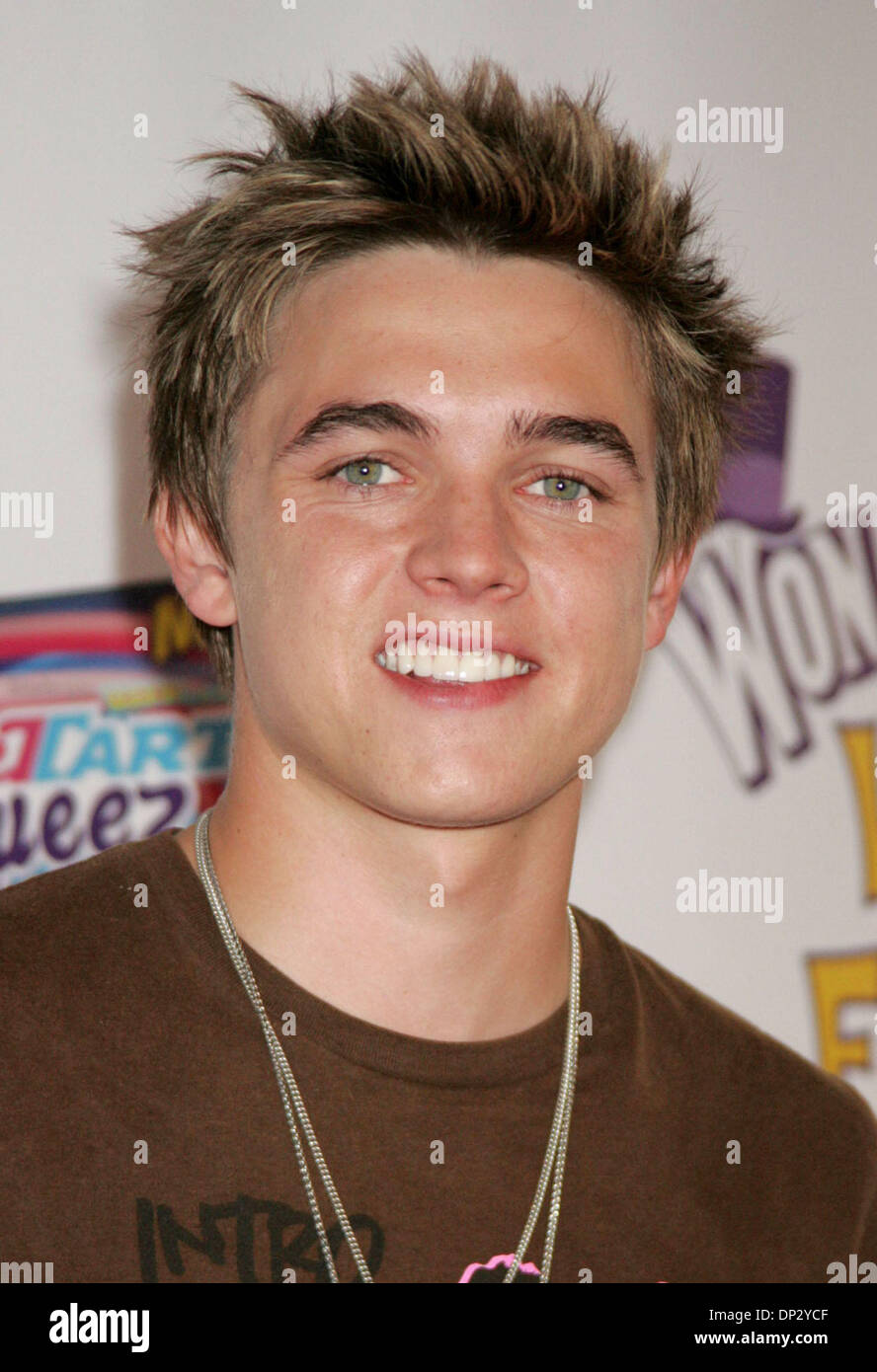 Jun 14, 2006; New York, NY, STATI UNITI D'AMERICA; il Cantante JESSE MCCARTNEY a Dylan Candy Bar di kick-off nuovo Wonka candy creazioni Squeez SweeTarts aspro e nerds. Credito: Foto di Nancy Kaszerman/ZUMA premere. (©) Copyright 2006 by Nancy Kaszerman Foto Stock