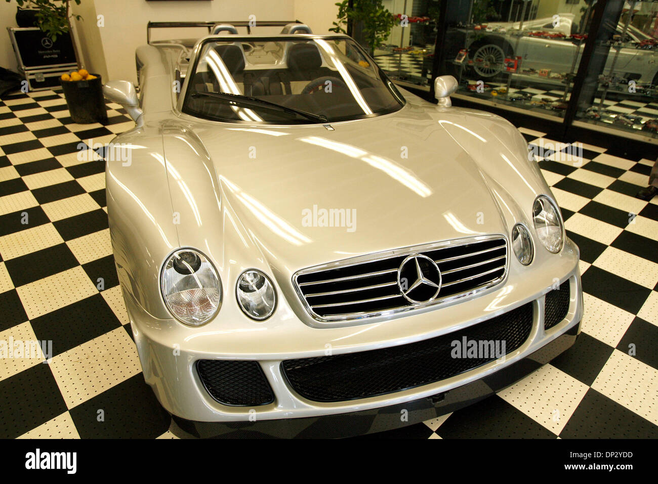 Jun 14, 2006; Los Angeles, CA, Stati Uniti d'America; exotic car concessionaria del marchio Johnston svela una Mercedes-Benz AMG CLK-GTR roadster durante una conferenza stampa per annunciare la presentazione di una querela contro un leader auto maker e affiliati oltre il presunto mancato rimborso del prezzo di acquisto di $1.7 milioni di auto esotiche che morì dopo la guida appena dieci blocchi, al Grand Prix Motors concessionaria. La vettura è uno dei su Foto Stock