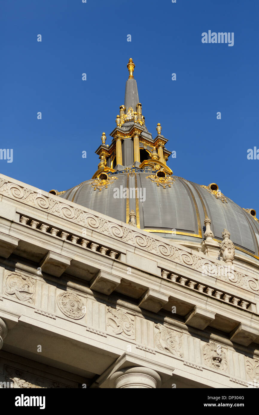 San Francisco City Hall ha una cupola decorativa con un pinnacolo dorato sulla parte superiore. La cupola è la quinta più grande al mondo. Foto Stock