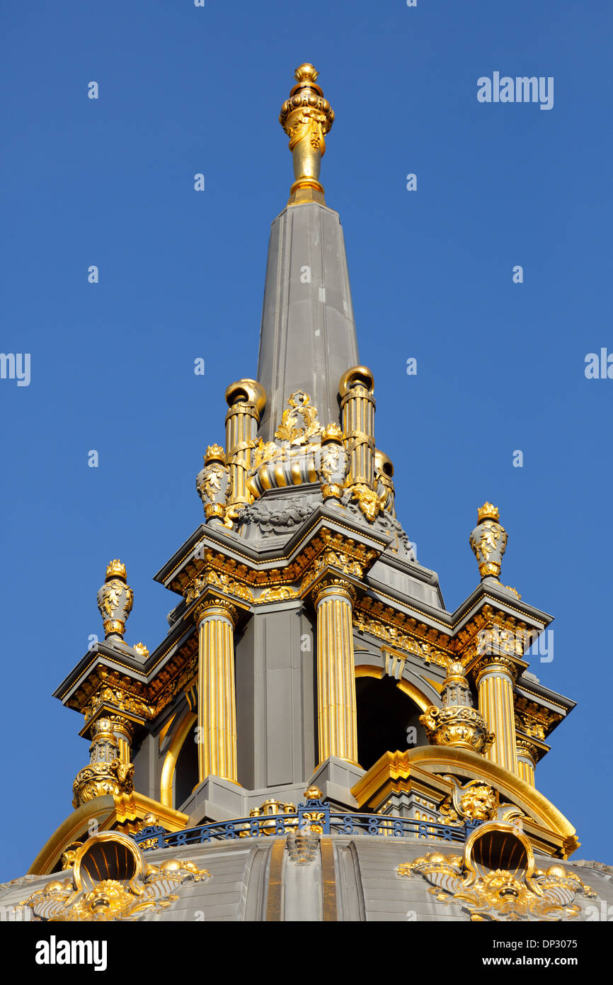 San Francisco City Hall ha una cupola decorativa con un pinnacolo dorato sulla parte superiore. La cupola è la quinta più grande al mondo. Foto Stock
