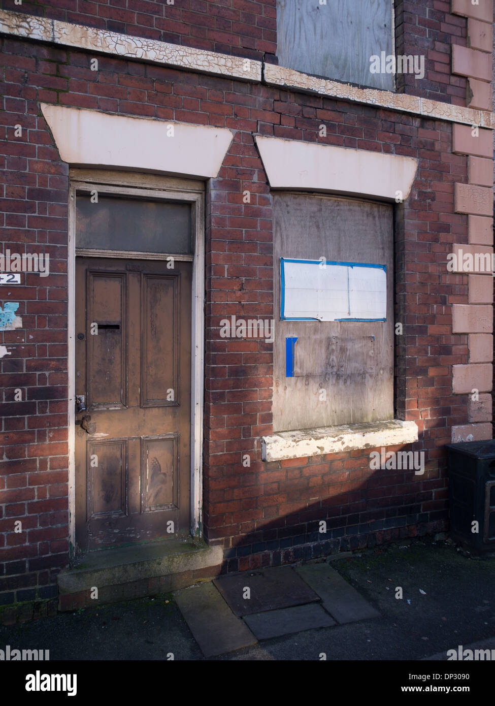 Abbandonata casa a schiera a Chesterfield DERBYSHIRE REGNO UNITO Foto Stock