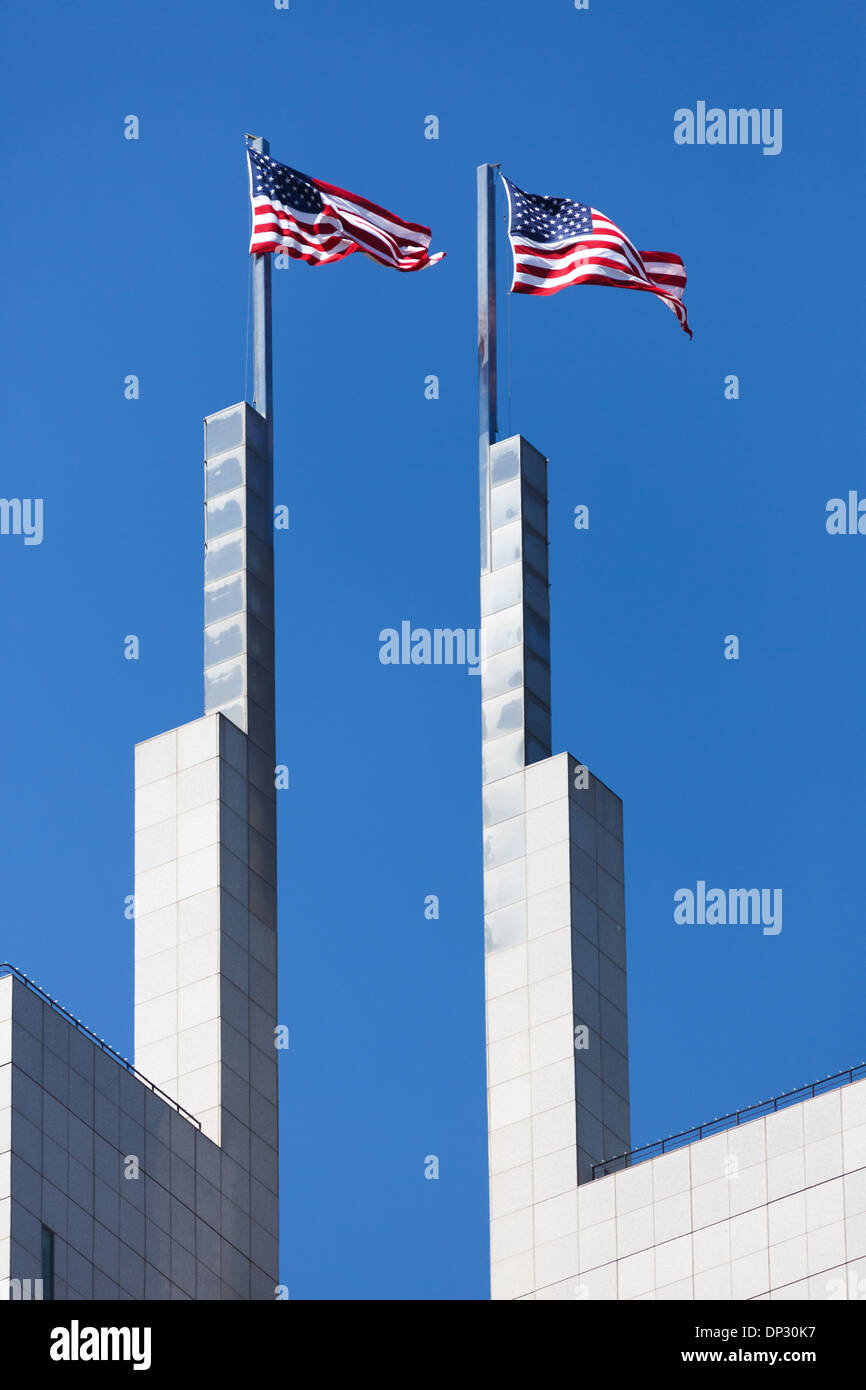 345 Centro in California con la sua doppia pennoni è il più alto blocco centrale grattacielo in San Francisco. Foto Stock