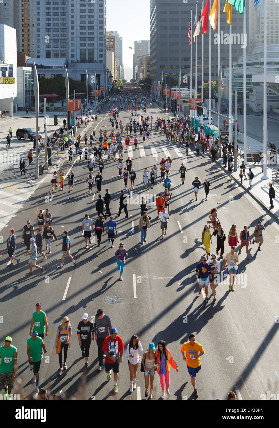 Bay to Breakers gara in San Francisco si svolge ogni anno la terza domenica di maggio ed è uno dei più grandi del mondo. Foto Stock