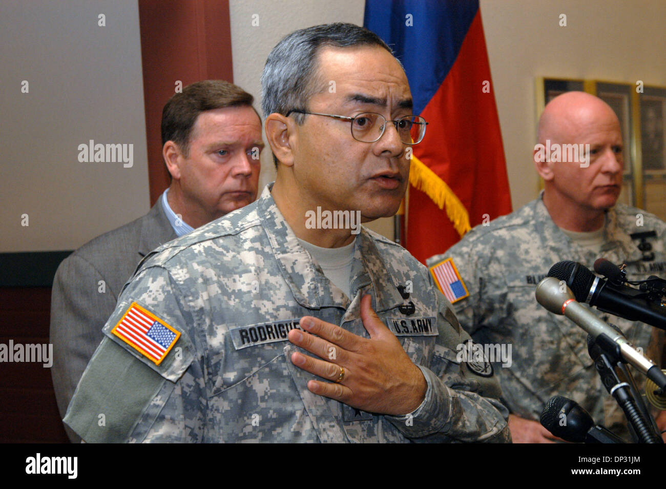 Jun 15, 2006; Austin, TX, Stati Uniti d'America; maggiore generale CHARLES RODRIGUEZ, Aiutante Generale del Texas forze militari, PAUL MCHALE, Assistente Segretario per Homeland Defence & Lt generale H. STEVEN BLUM, Guardia Nazionale Capo Ufficio per partecipare a una conferenza stampa. Il funzionamento del programma Jumpstart è l'operazione che intende mettere guardie nazionali sull'US-Messico bordo per aiutare la Pattuglia di Confine obbligatorio Foto Stock