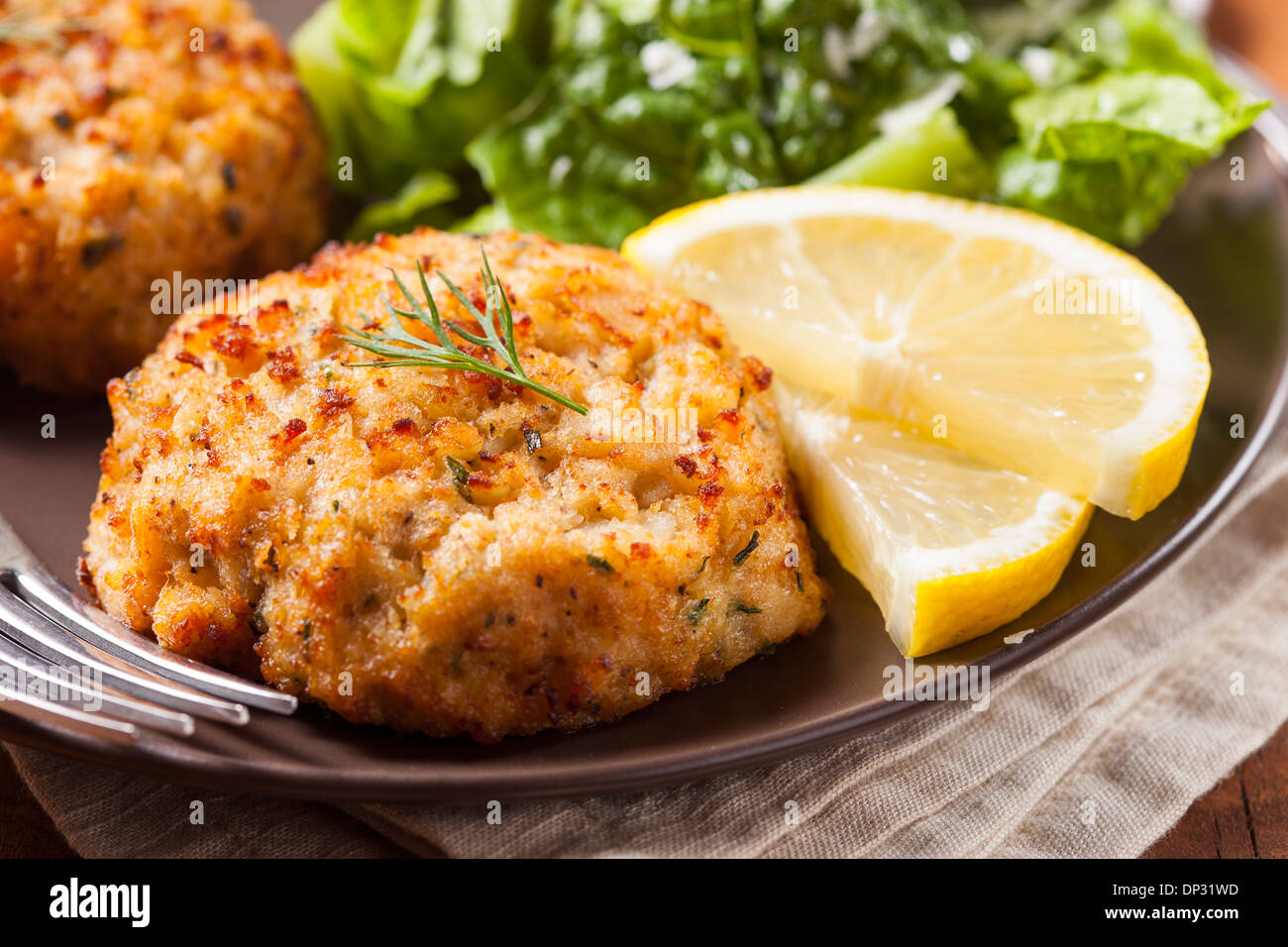 In casa organico le torte di granchio con limone e salsa tartara Foto Stock