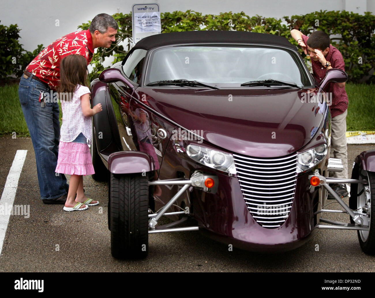 Jun 17, 2006; Palm Beach Gardens, FL, Stati Uniti d'America; Frank Barkley, con sua figlia Cameron, 5, e il figlio di Giacobbe, 10, guardare oltre Ted Mathieu's 1999 Plymouth Prowler a una classica bici e auto show seguenti servizi di culto a Palm Beach Comunità chiesa la domenica mattina. Bobi Ryan, direttore di programma presso la chiesa, ha detto che mentre molto è realizzato al di sopra di Festa della Mamma, Festa del Papà non ottenere la SAM Foto Stock