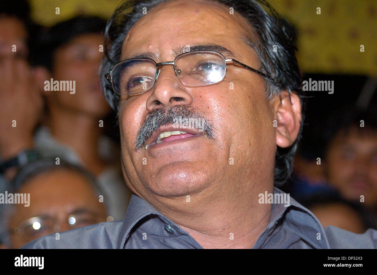 Jun 19, 2006 - Kathmandu, NEPAL - Nepal Partito Comunista leader dei ribelli maoisti PUSHPA KAMAL DAHAL aka "Prachanda' esce dal sottosuolo per i colloqui di pace con il governo del Nepal e Madhav Nepal, il leader di una alleanza del Nepal i sette partiti politici. Era la prima volta Prachanda, met del paese senior leadership, poiché l'insurrezione iniziò nel 1996. Per anni è stato s Foto Stock