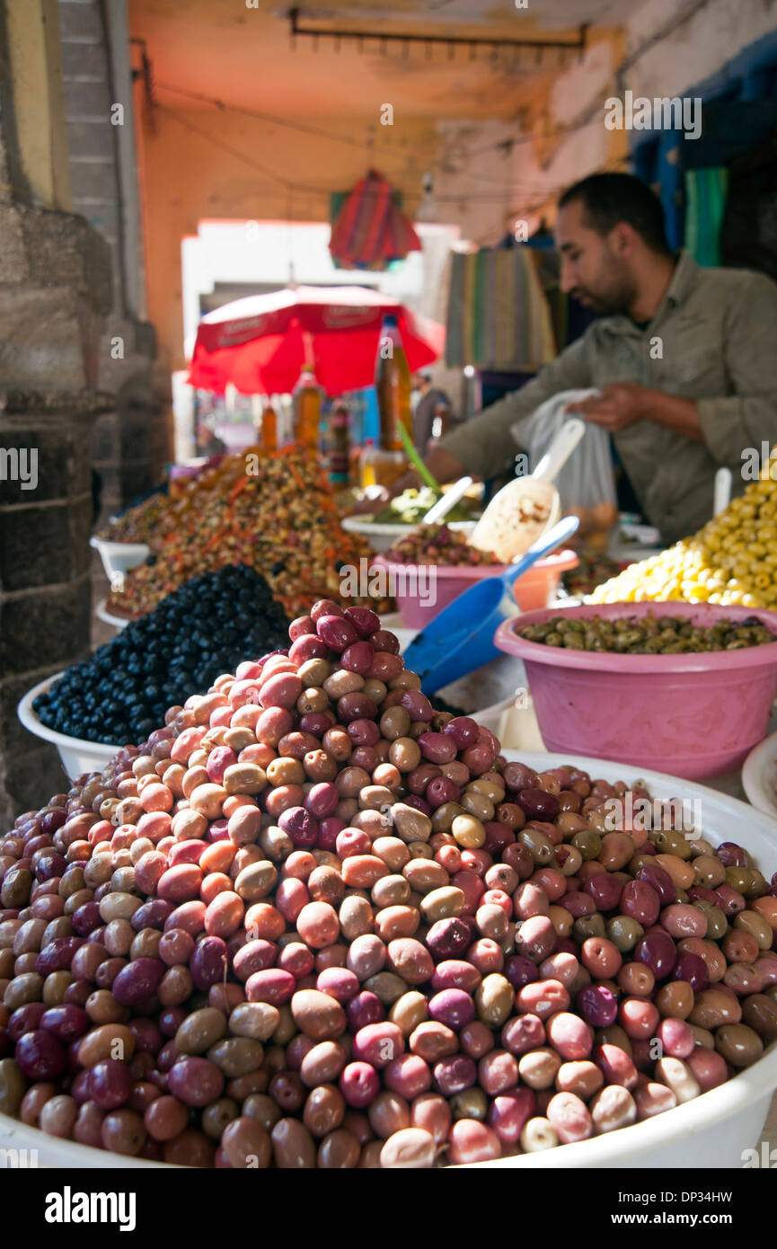 Piramidi di olive su display al di fuori del negozio a Essaouira, Marocco Foto Stock