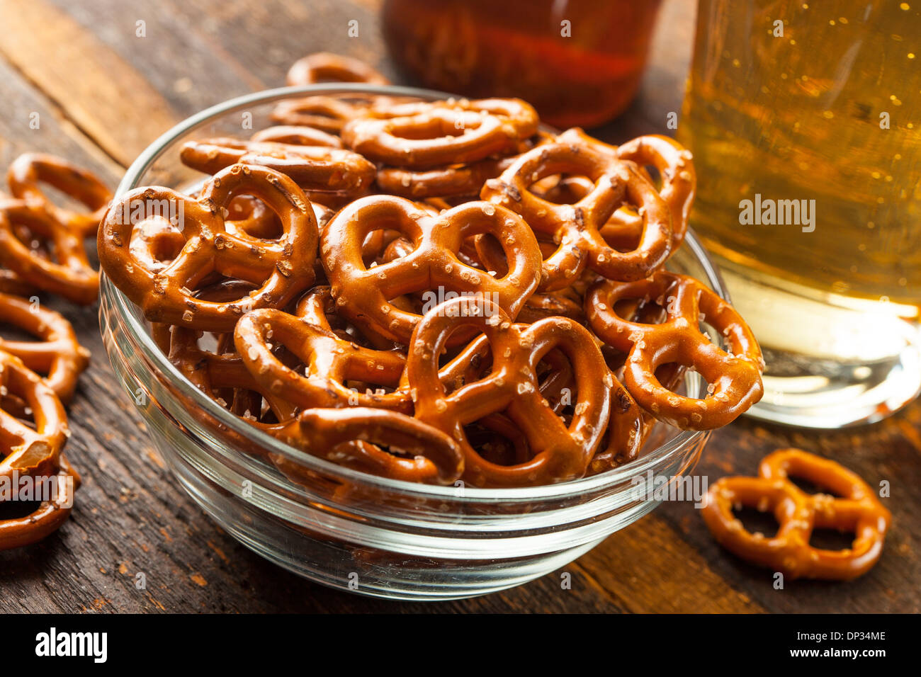 Organica marrone Mini pretzel con sale e una birra Foto Stock
