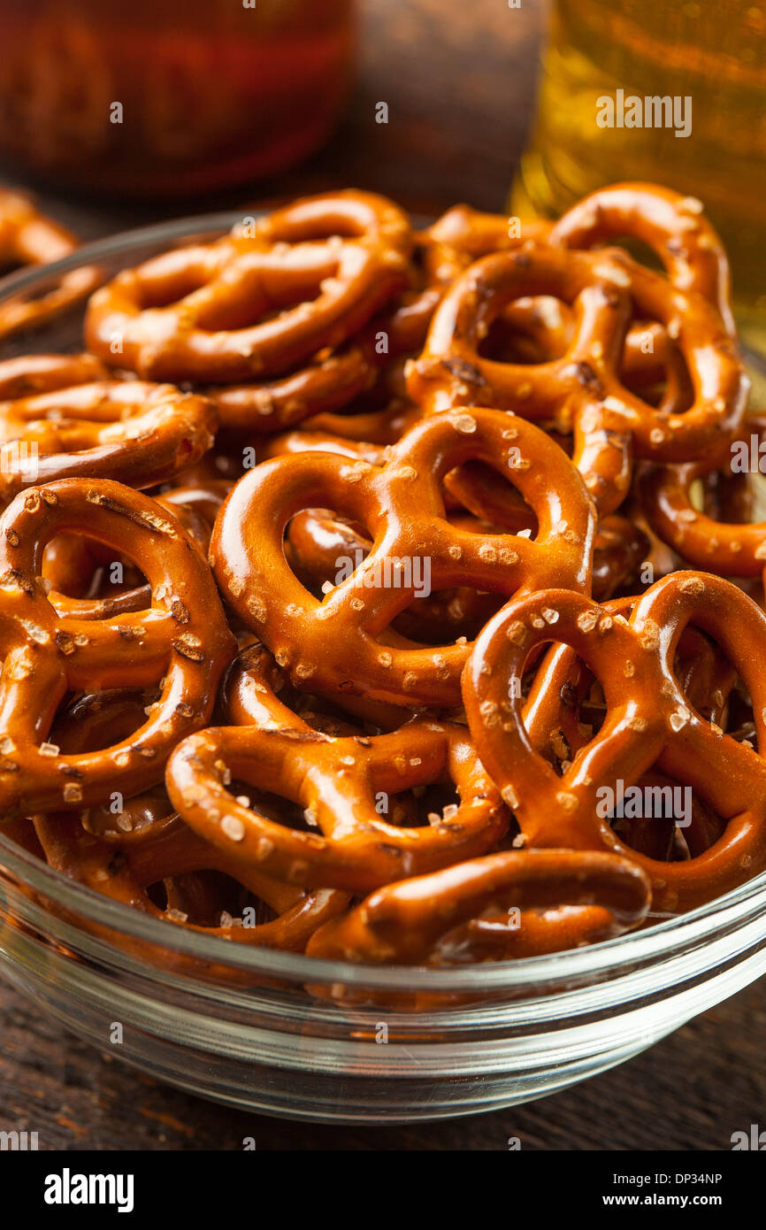Organica marrone Mini pretzel con sale e una birra Foto Stock