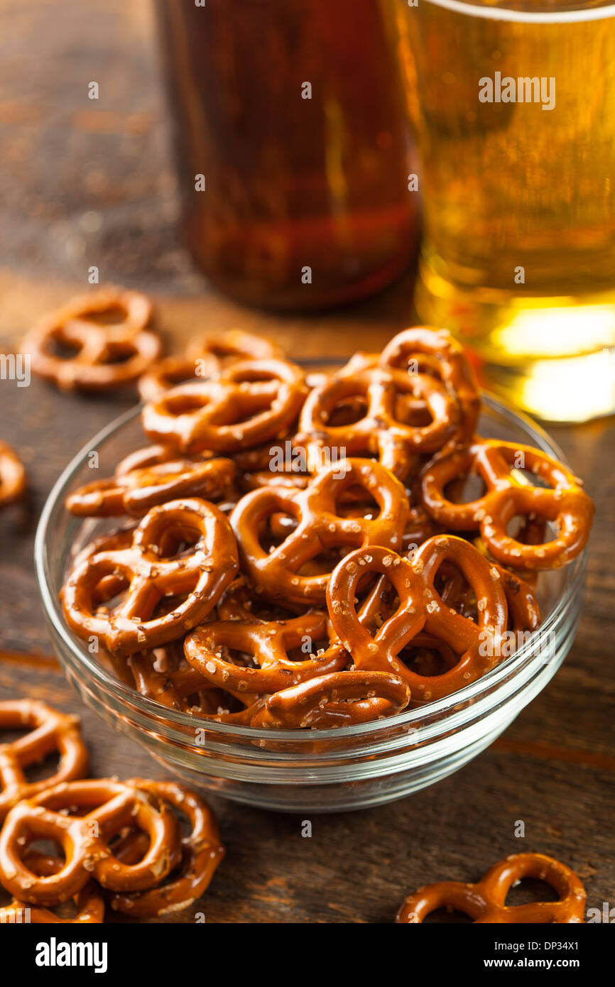 Organica marrone Mini pretzel con sale e una birra Foto Stock