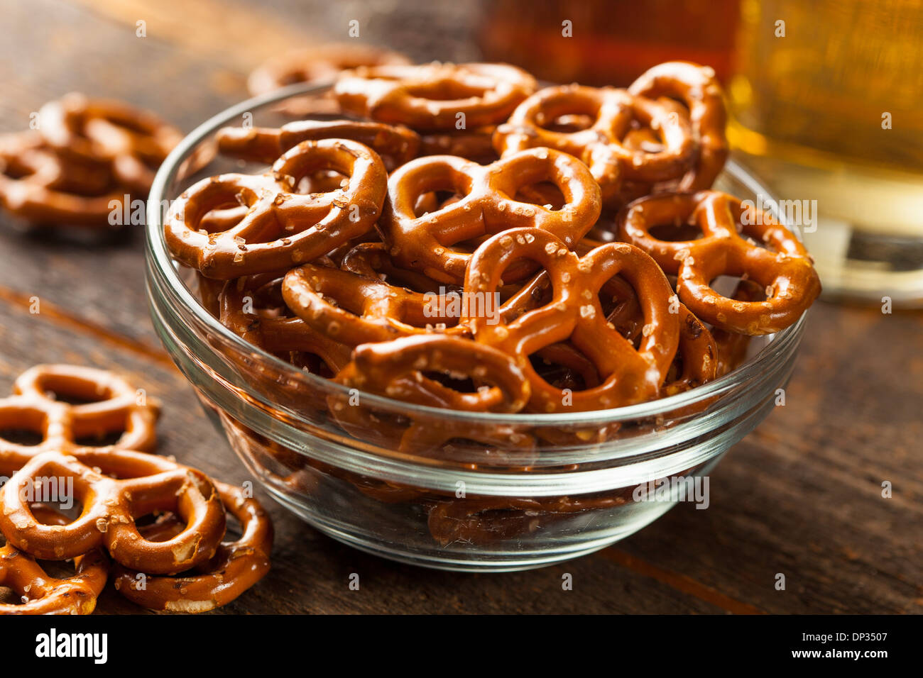 Organica marrone Mini pretzel con sale e una birra Foto Stock