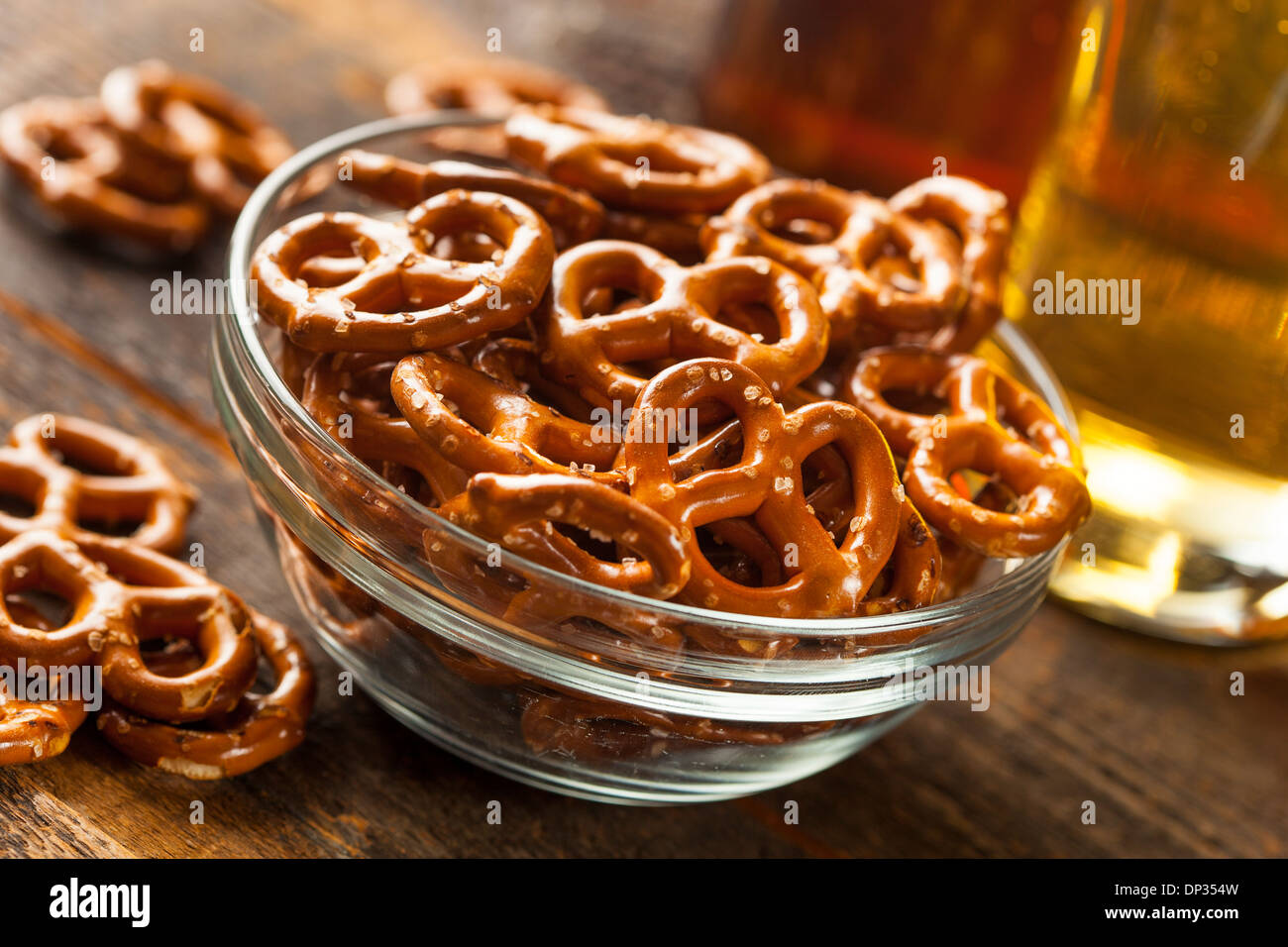 Organica marrone Mini pretzel con sale e una birra Foto Stock