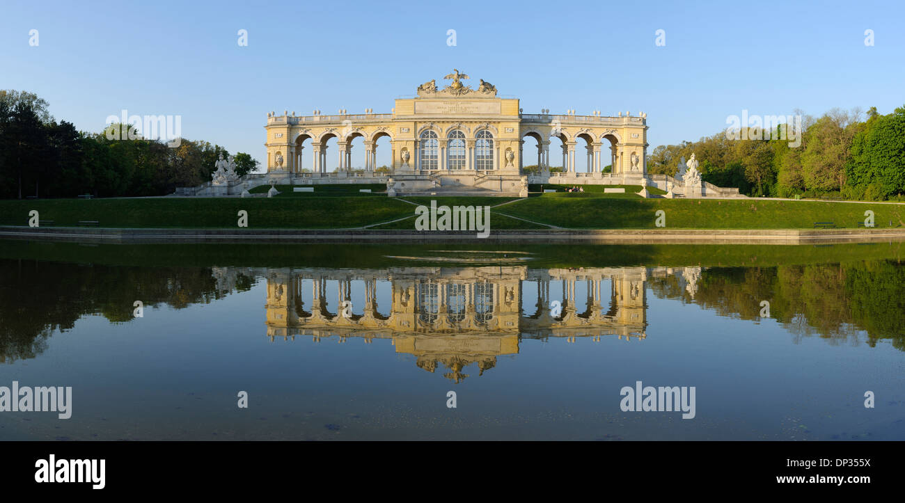 Gloriette riflesso nel laghetto in giardino al Palazzo di Schonbrunn, Vienna, Austria Foto Stock