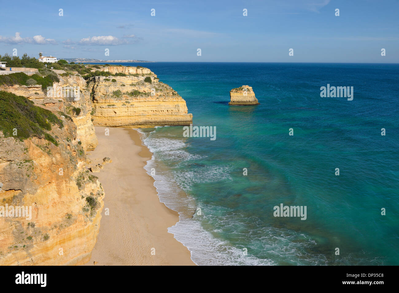 Costa rocciosa con Oceano Atlantico a Praia da Marinha, lagoa, algarve, portogallo Foto Stock