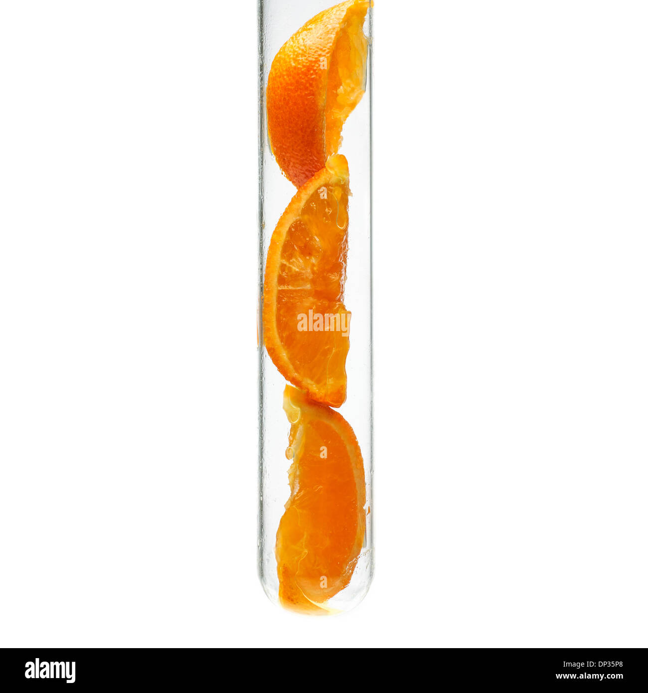 Fettine di arancia in una provetta di test Foto Stock