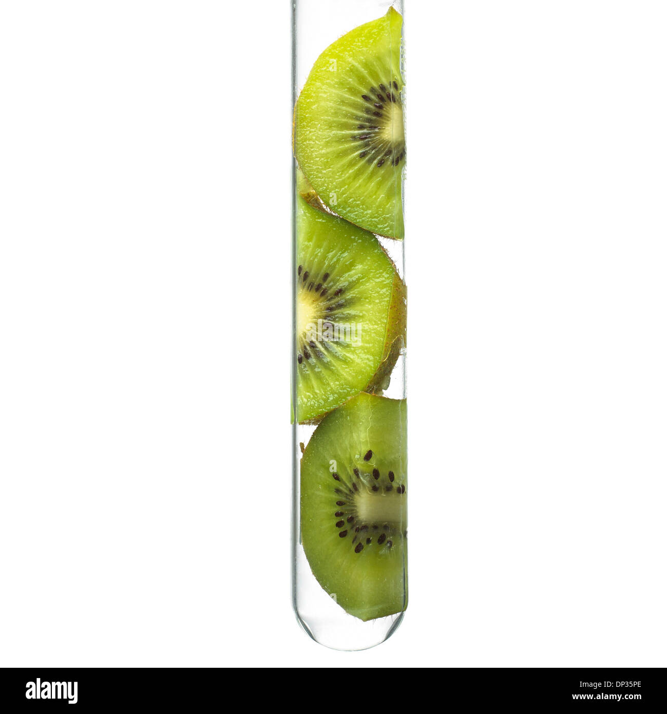 Fette di Kiwi in un tubo di prova Foto Stock