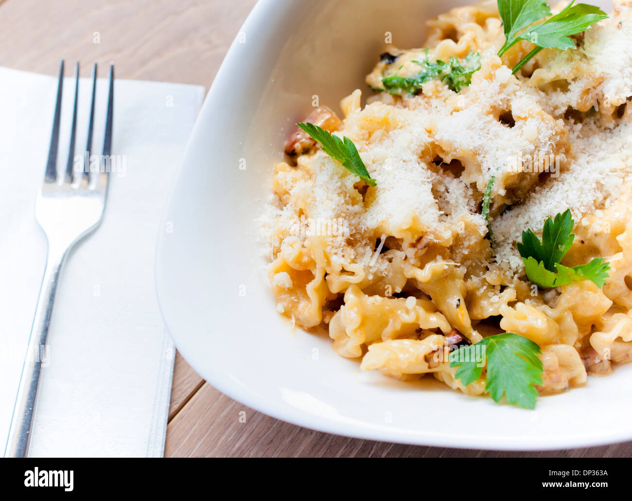Il fuoco selettivo sulla pasta carbonare nel lato anteriore della piastra Foto Stock