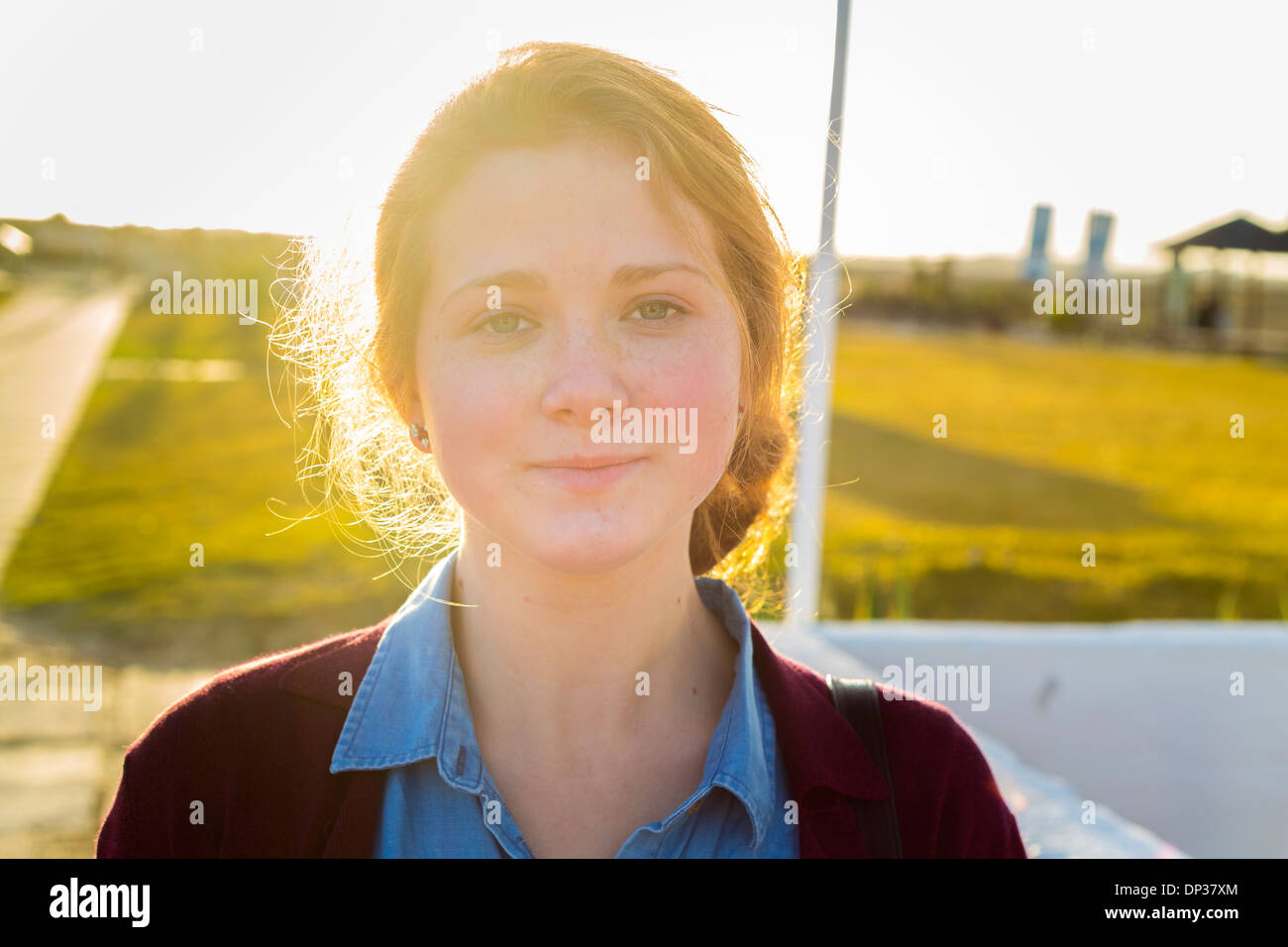 La donna al di fuori di sun dietro di lei Foto Stock