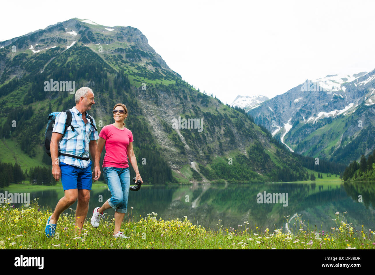 Coppia matura escursioni in montagna, lago Vilsalpsee, Valle di Tannheim, Austria Foto Stock