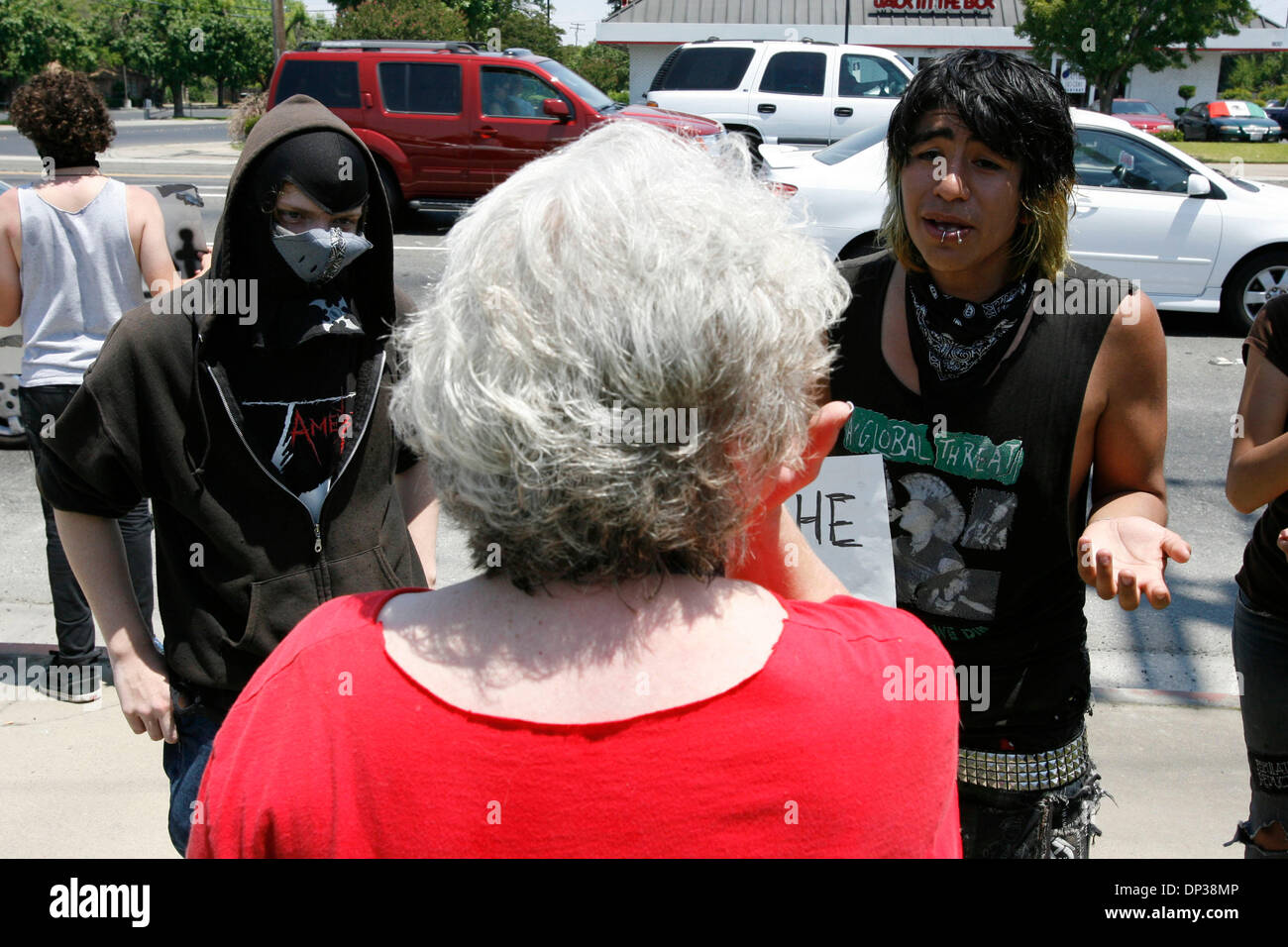 Jun 24, 2006; modesto, CA, Stati Uniti d'America; un gruppo per protestare contro l' immigrazione clandestina affronta gli immigrati messicani e immigrazione tifosi su un angolo di strada in Modesto, California. Modesto si trova in una zona agricola, dipendente da lavoratori Ispanica per gestire la crescita di raccolto. I manifestanti hanno parlato contro l' immigrazione illegale mentre gli immigrati messicani rivendicato California appartiene ancora Foto Stock