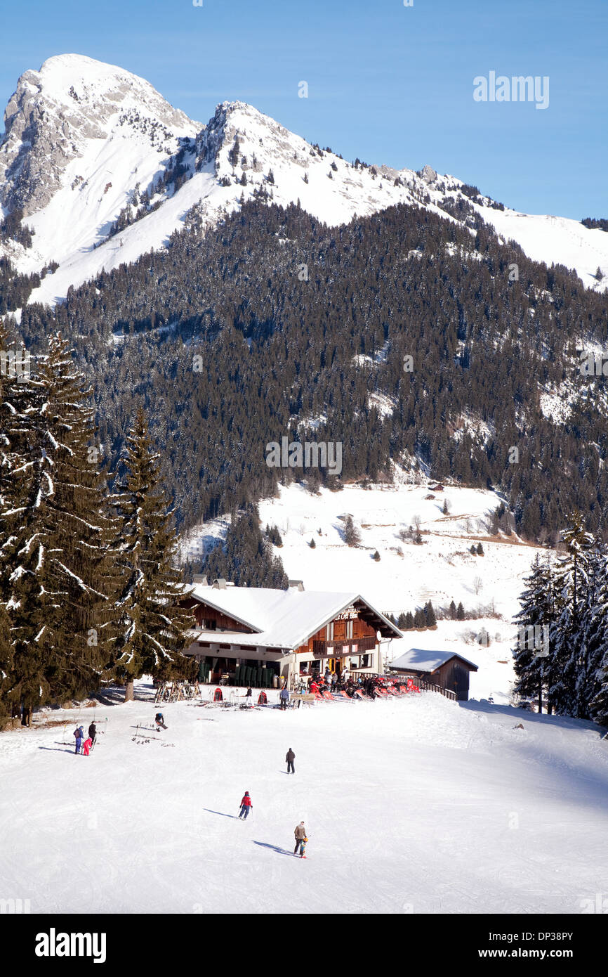 Sciare nelle Alpi francesi a La Chapelle D'Abondance, Les Portes du Soleil, Haute Savoie, Francia Europa Foto Stock