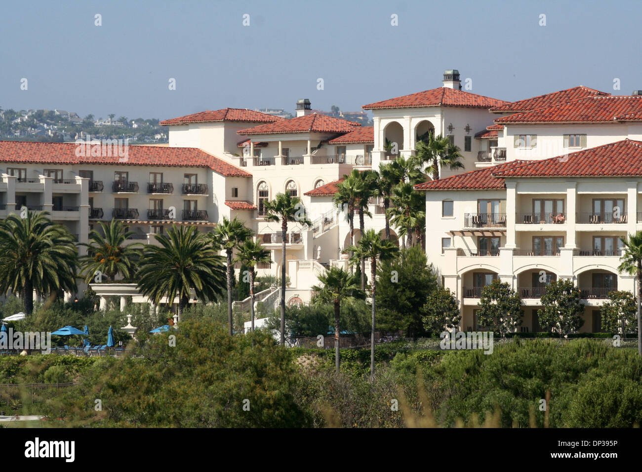 Giugno 25, 2006 - Dana Point, CA, Stati Uniti d'America - che si trova in alto su un promontorio che sovrasta il maestoso Oceano Pacifico è il St. Regis Resort and Spa Hotel. Un hotel a cinque stelle con un torneo di golf che lo circonda, l'hotel è noto per ospitare ospiti famosi come Michael Jackson e altri celbs che cercano di scappare, solo un'ora di formare la. Credito: Foto di Camilla Zenz/ZUMA premere. Foto Stock