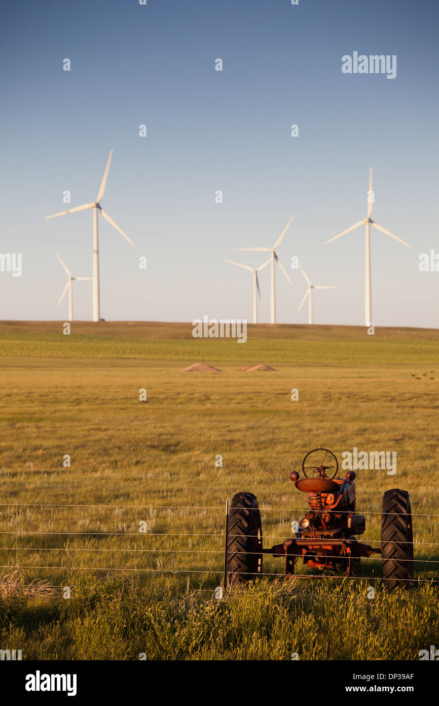 I generatori eolici in campo, Montana, USA. Foto Stock