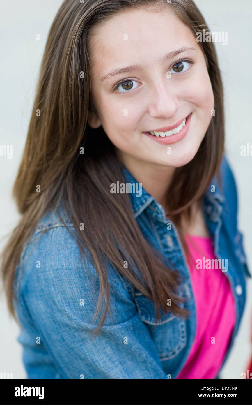 Ritratto di pre-teen ragazza con lunghi capelli castani, all'aperto Foto Stock