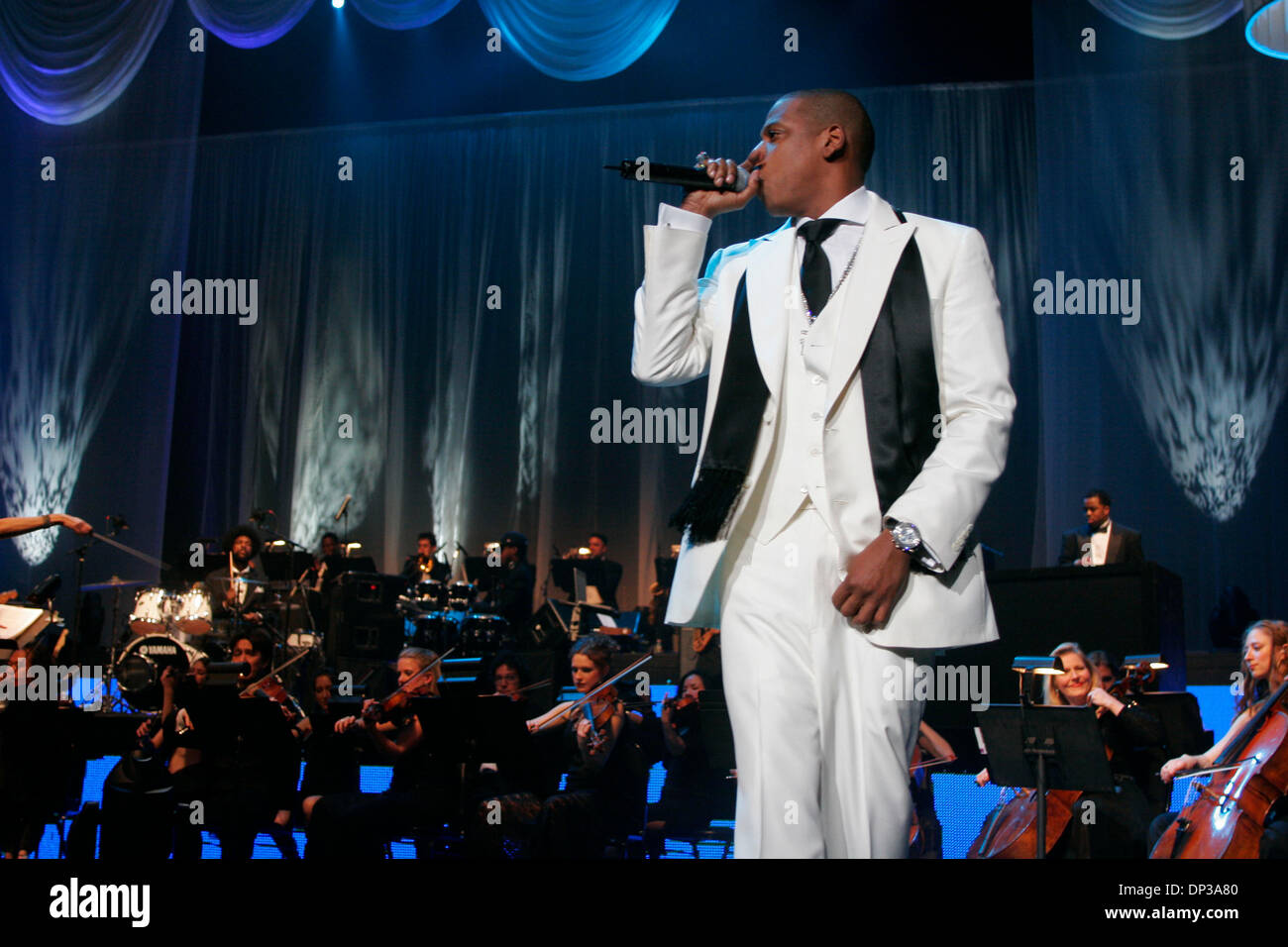 Jun 25, 2006; New York, NY, STATI UNITI D'AMERICA; Jay-Z in esecuzione al  Radio City Music Hall durante il suo ragionevole dubbio Tour. Credito: Foto  di Aviv piccole/ZUMA premere. (©) Copyright 2006