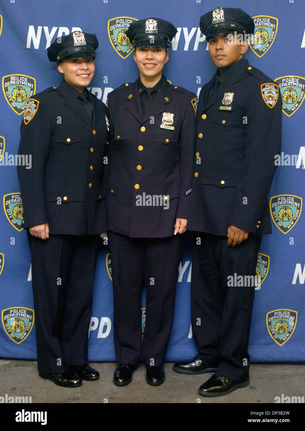 Jun 26, 2006; Manhattan, New York, Stati Uniti d'America; PO MARICRUZ CRESPO (C) 43, del Bronx con i suoi figli gemelli e recentemente giurato a funzionari di polizia MARICRUZ CRESPO JR. (L) e Edwin CRESPO (R), entrambi i bambini nati al tempo stesso luglio 18, 1983 e adesso sono entrambi agenti di polizia, seguendo la loro madre le orme. New York City Accademia di polizia cerimonia di laurea per 1,213 nuova polizia di Foto Stock