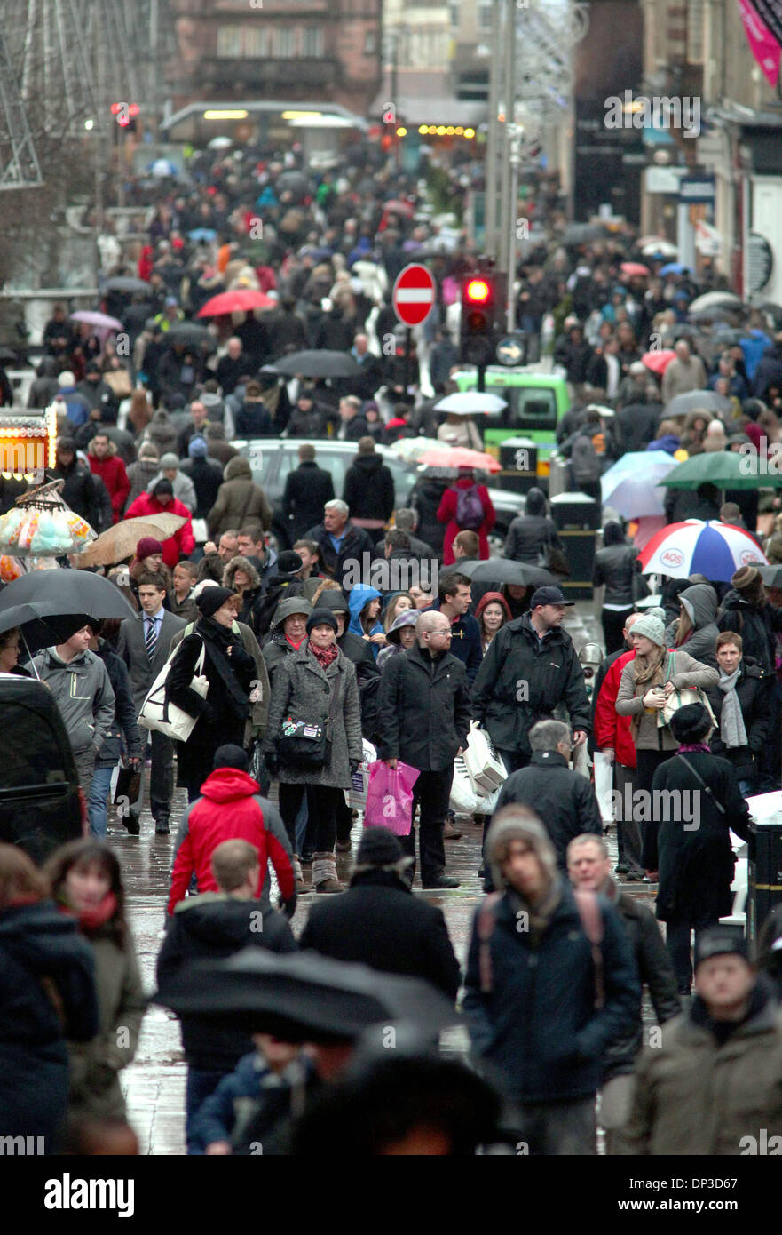 Last minute Christmas Shopper coraggioso il meteo a Glasgow Foto Stock